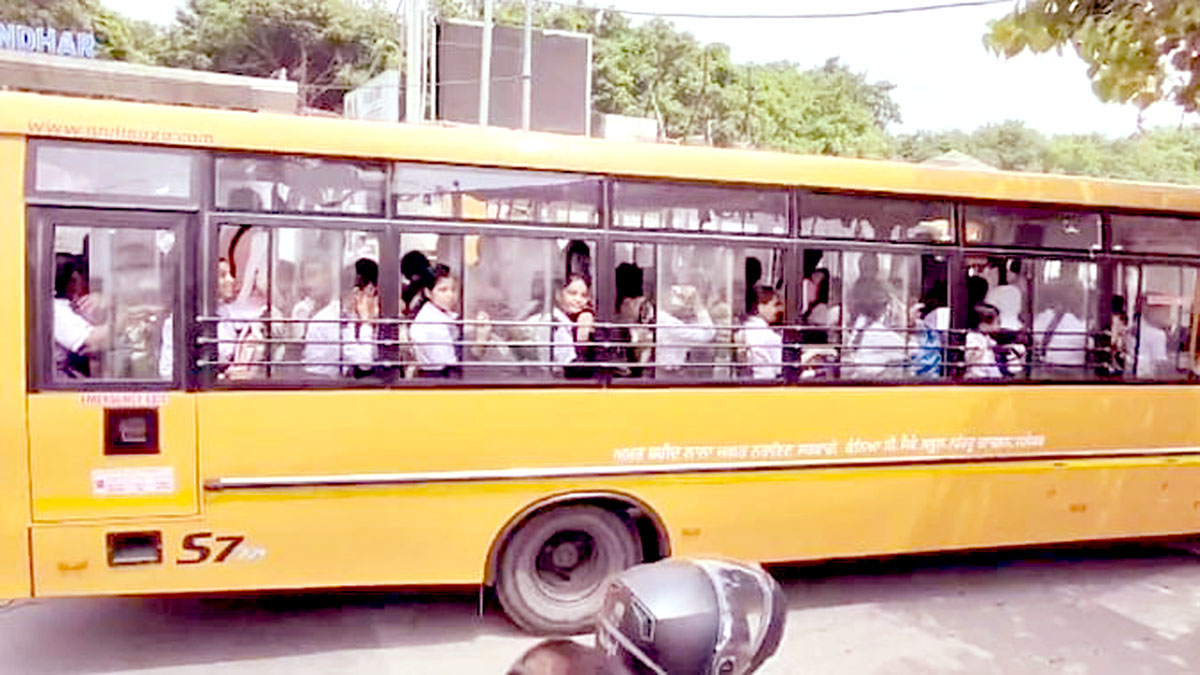 लापरवाही: 51 सीटर बस में 80 बच्चे; सरकारी स्कूल बस का नंबर भी फर्जी, पुलिस ने रोका तो हंगामा